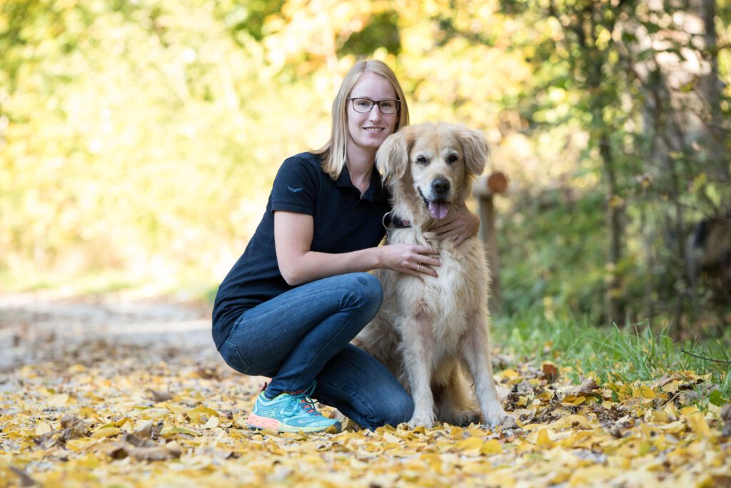 Hundetrainerin und ihr Hund in der Hundeschule