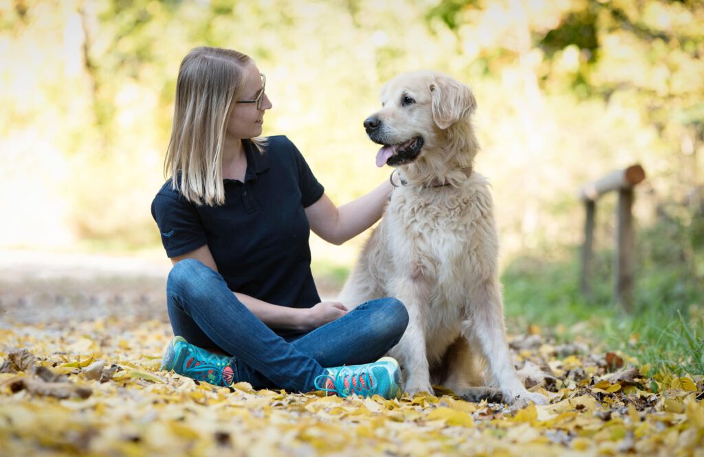 Hundetrainerin mit ihrem Hund in der Hundeschule